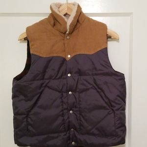 Vest with detachable hood